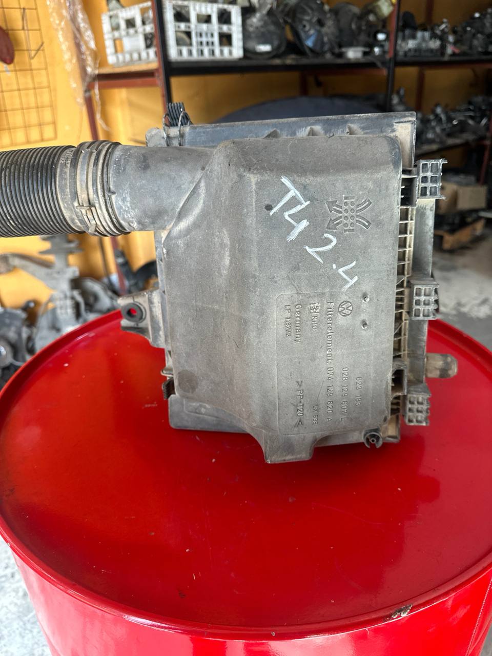 074129607L hava filtre kutusu transporter t4 2.4 - Görsel 1
