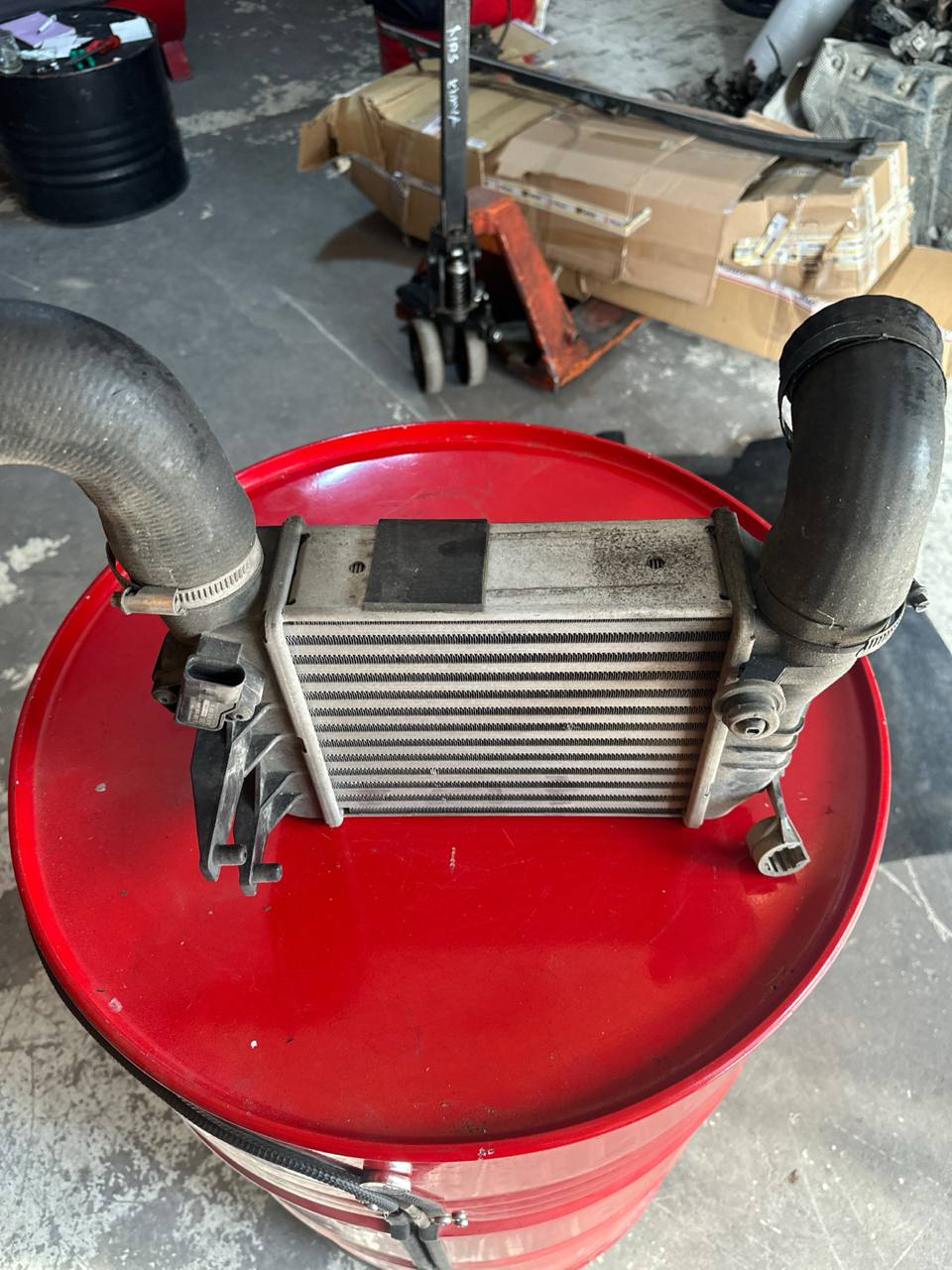 Audi A4 1.8t intercooler ve intercooler borusu 8E0145838K - Görsel 1