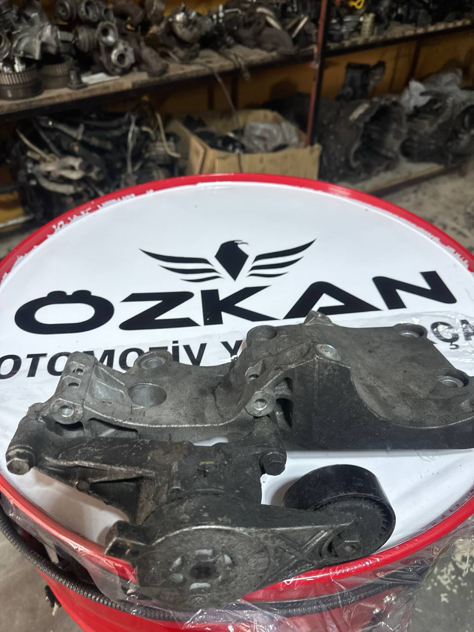 038903143AF VW SEAT SKODA AUDİ 1.9 TDİ şarj dinamo klima kompresör ayağı braketi kulağı - Görsel 1