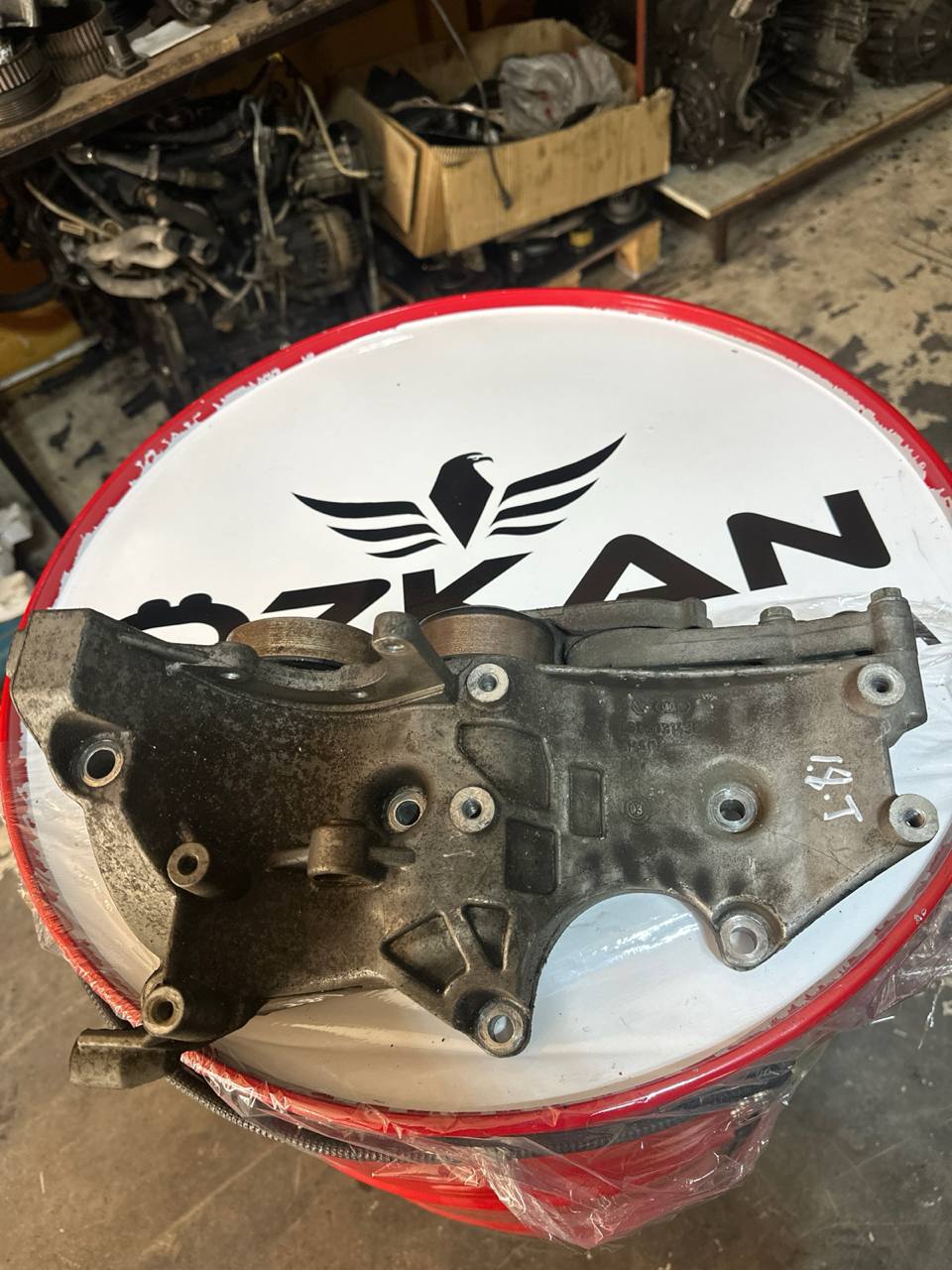 Audi a4 a6 çıkma şarj ve klima bağlantı kulağı ayağı braketi 06D903143C - Görsel 1