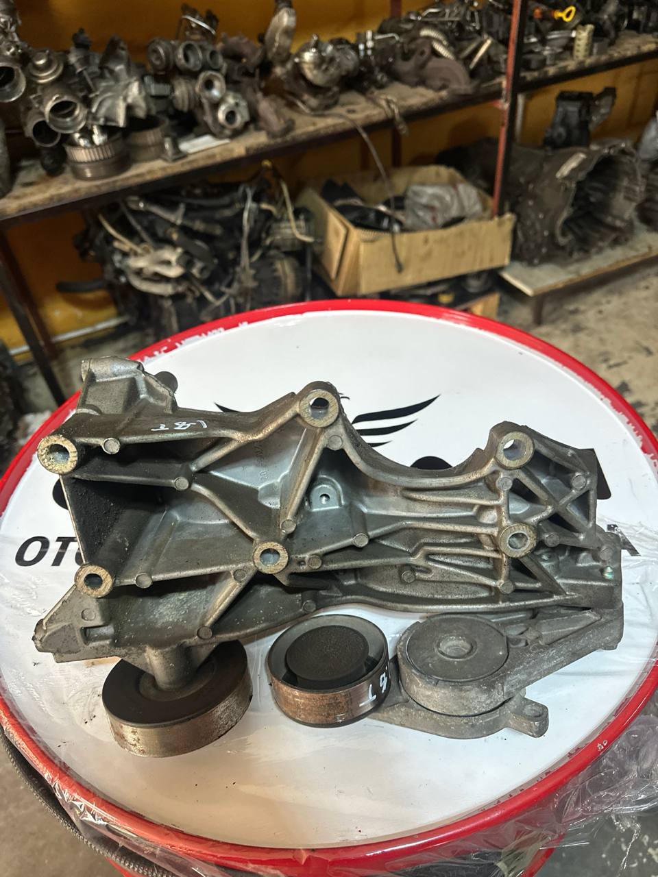 Audi a4 a6 çıkma şarj ve klima bağlantı kulağı ayağı braketi 06D903143C - Küçük Görsel 2
