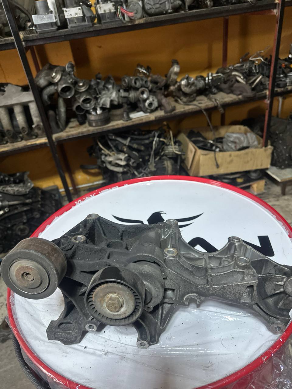 03G903143G audi a4 çıkma şarj dinamo ayağı kulağı  braketi  b6 b7 - Küçük Görsel 2