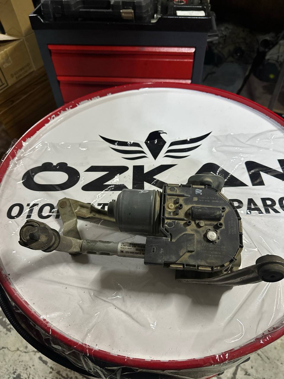 1P0955120A Leon ön silecek motoru 1P0955024B mekanizması - Görsel 1
