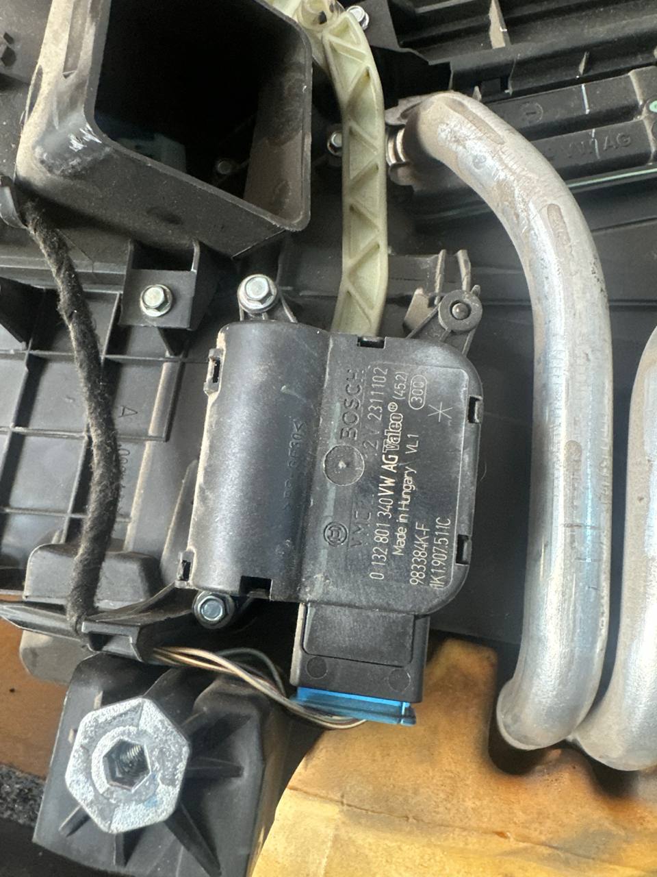 1K1907511 Klima ayar motoru , kalorifer flap yönlendirme motoru - Görsel 1