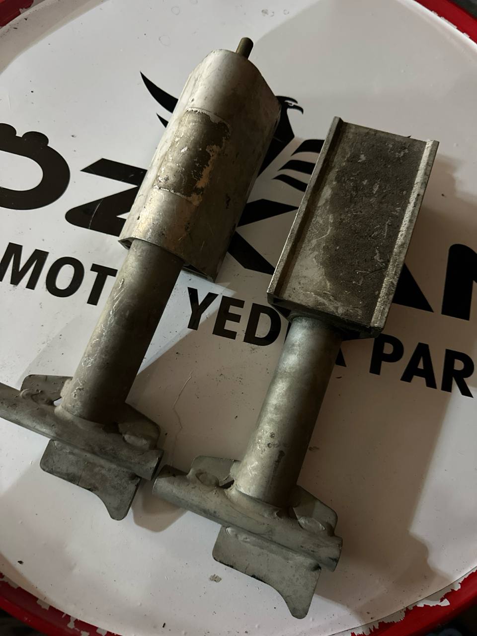 8E0807275 AUDİ A4 TAMPON DEMİRİ AYAĞI UCU - Görsel 1