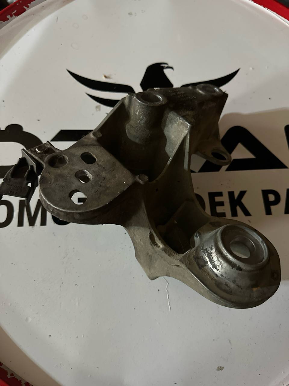 8E0199352F AUDİ A4 VW PASSAT B5 MOTOR KULAĞI BAĞLANTI BRAKETİ - Görsel 1