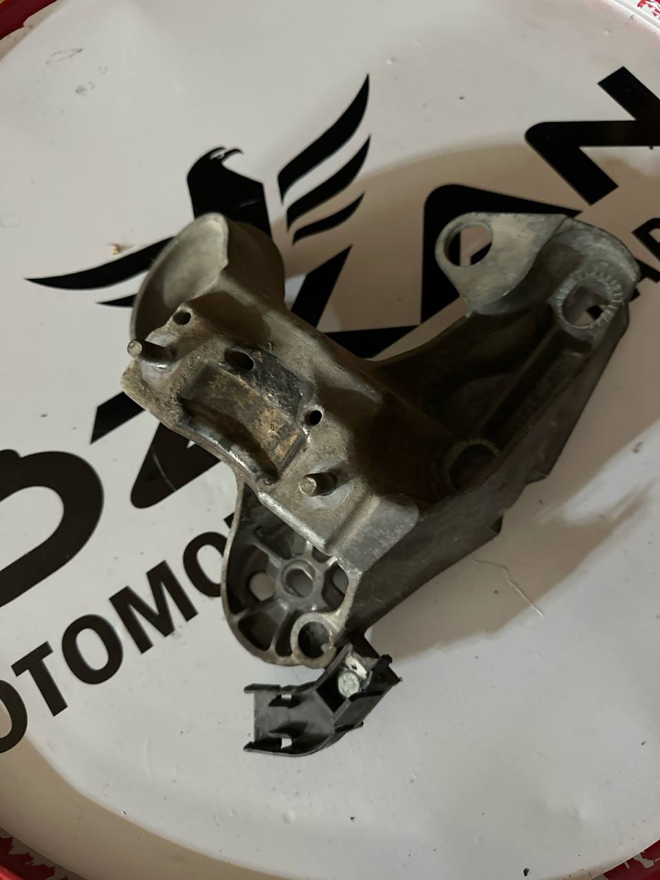 8E0199352F AUDİ A4 VW PASSAT B5 MOTOR KULAĞI BAĞLANTI BRAKETİ - Küçük Görsel 2