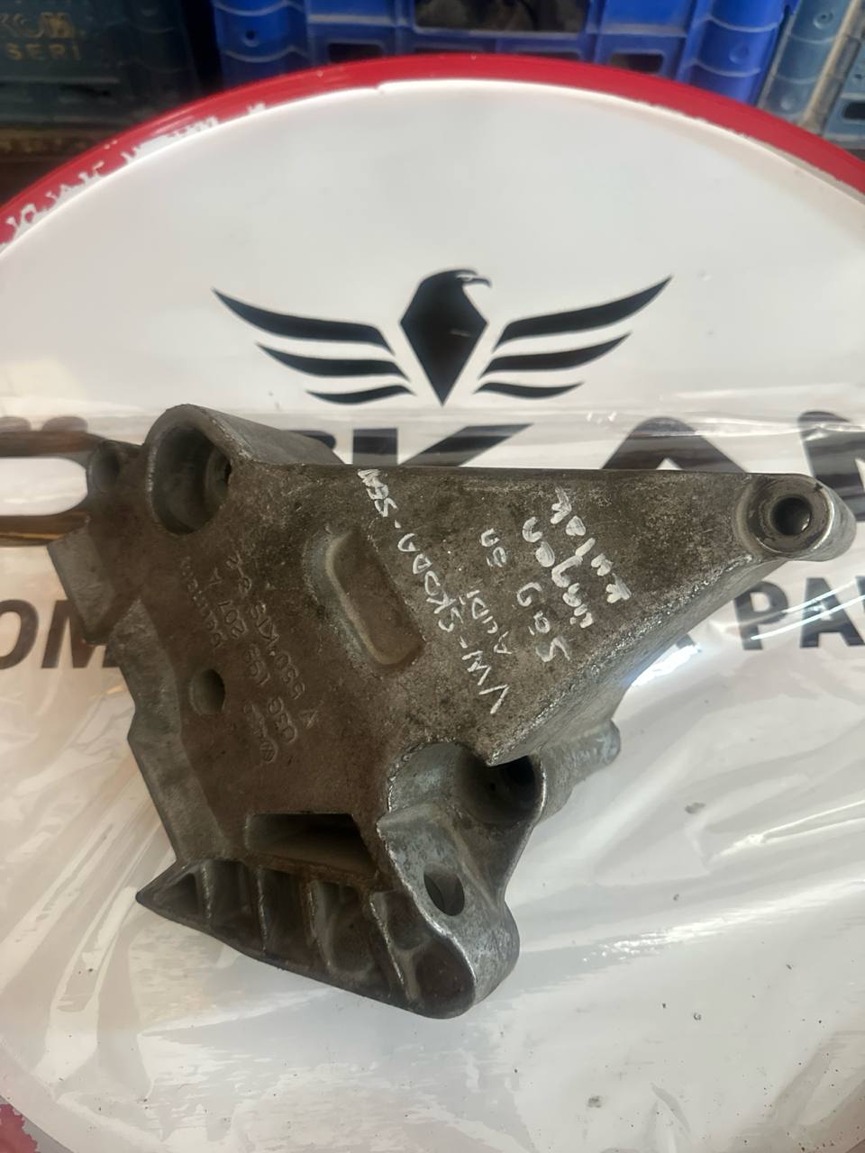 03G199207A VW SKODA SEAT AUDİ MOTOR KULAĞI BRAKETİ - Görsel 1