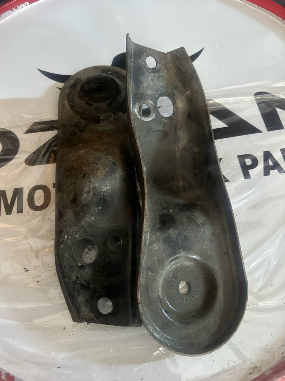 4F0505220B Audi A6 ARKA BEŞİK BRAKETİ - Görsel 1