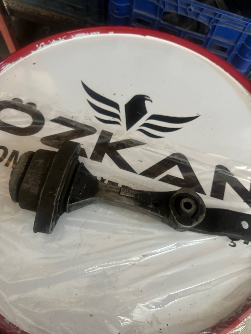 1J0199851 GOLF 4 BORA ŞANZIMAN KULAĞI ALT TAKOZU 13517804376
