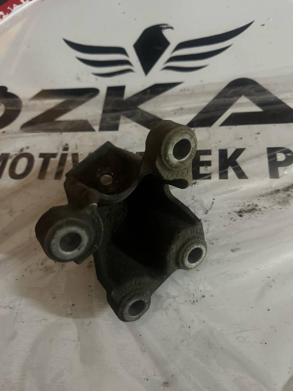 4F0199307AA AUDİ A6 Q7 , TOUAREG , CAYENNE 3.0 TDI MOTOR KULAĞI , TAKOZU - Görsel 1