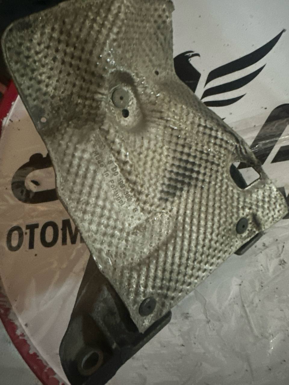 8D0199388G AUDİ A4 A6 PASSAT MOTOR KULAĞI ŞANZIMAN KULAĞI TAKOZU - Görsel 1