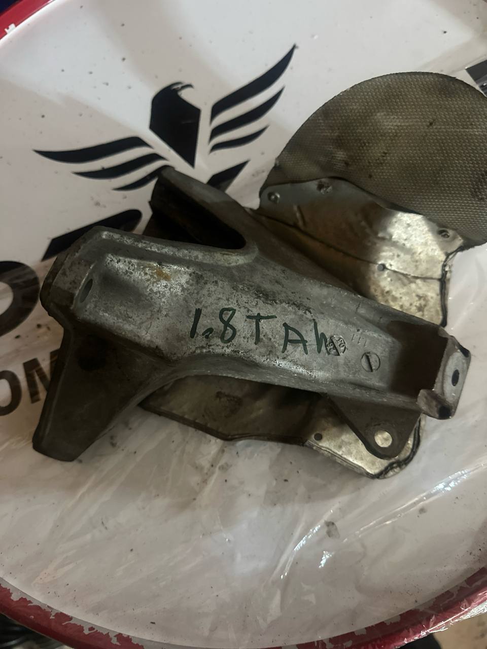 8D0199388G AUDİ A4 A6 PASSAT MOTOR KULAĞI ŞANZIMAN KULAĞI TAKOZU - Küçük Görsel 2