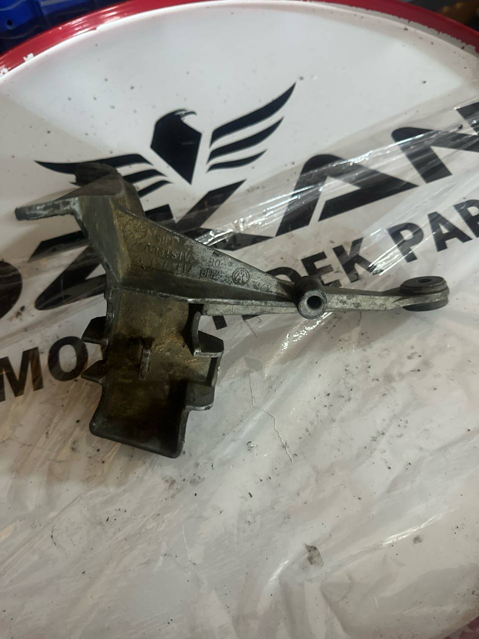 8D0199388G T5 T6 TRANSPORTER VİTES HALATI BAĞLANTI BRAKETİ ŞANZIMAN KULAĞI - Görsel 1