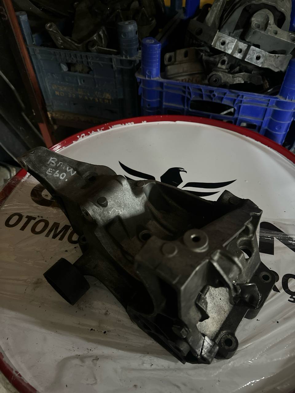 11167802639-02 BMW 5 SERİSİ E 60 ŞARJ DİNAMO KLİMA KOMPRESÖR BAĞLANTI AYAĞI BRAKETİ 13992010