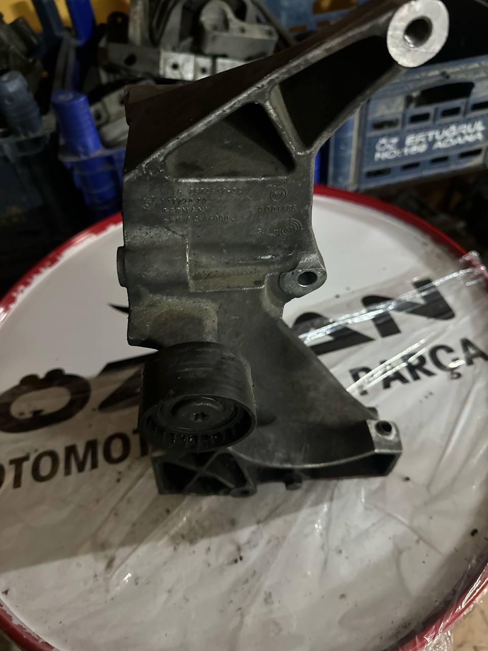 11167802639-02 BMW 5 SERİSİ E 60 ŞARJ DİNAMO KLİMA KOMPRESÖR BAĞLANTI AYAĞI BRAKETİ 13992010 - Küçük Görsel 2