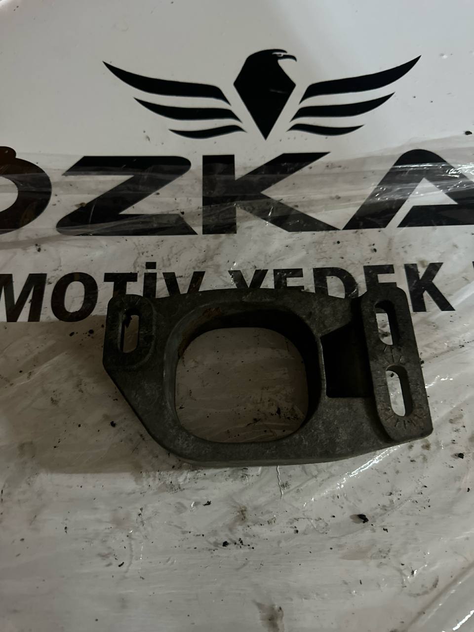 8E0199335P AUDİ A4 BRAKETİ MOTOR KULAĞI - Görsel 1