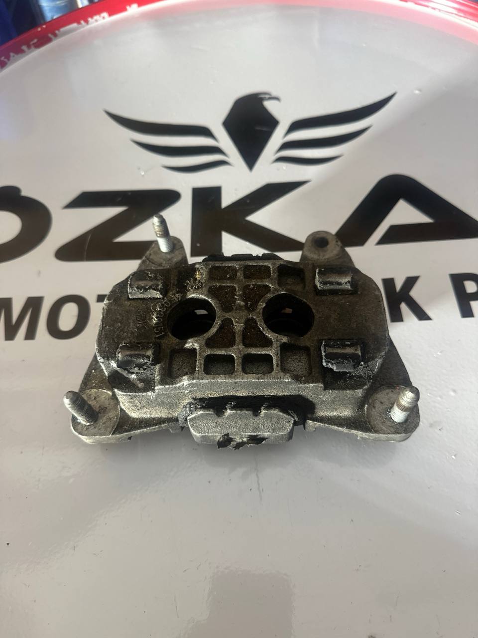 4F0399151 AUDİ A6 ŞANZIMAN KULAĞI TAKOZU - Görsel 1