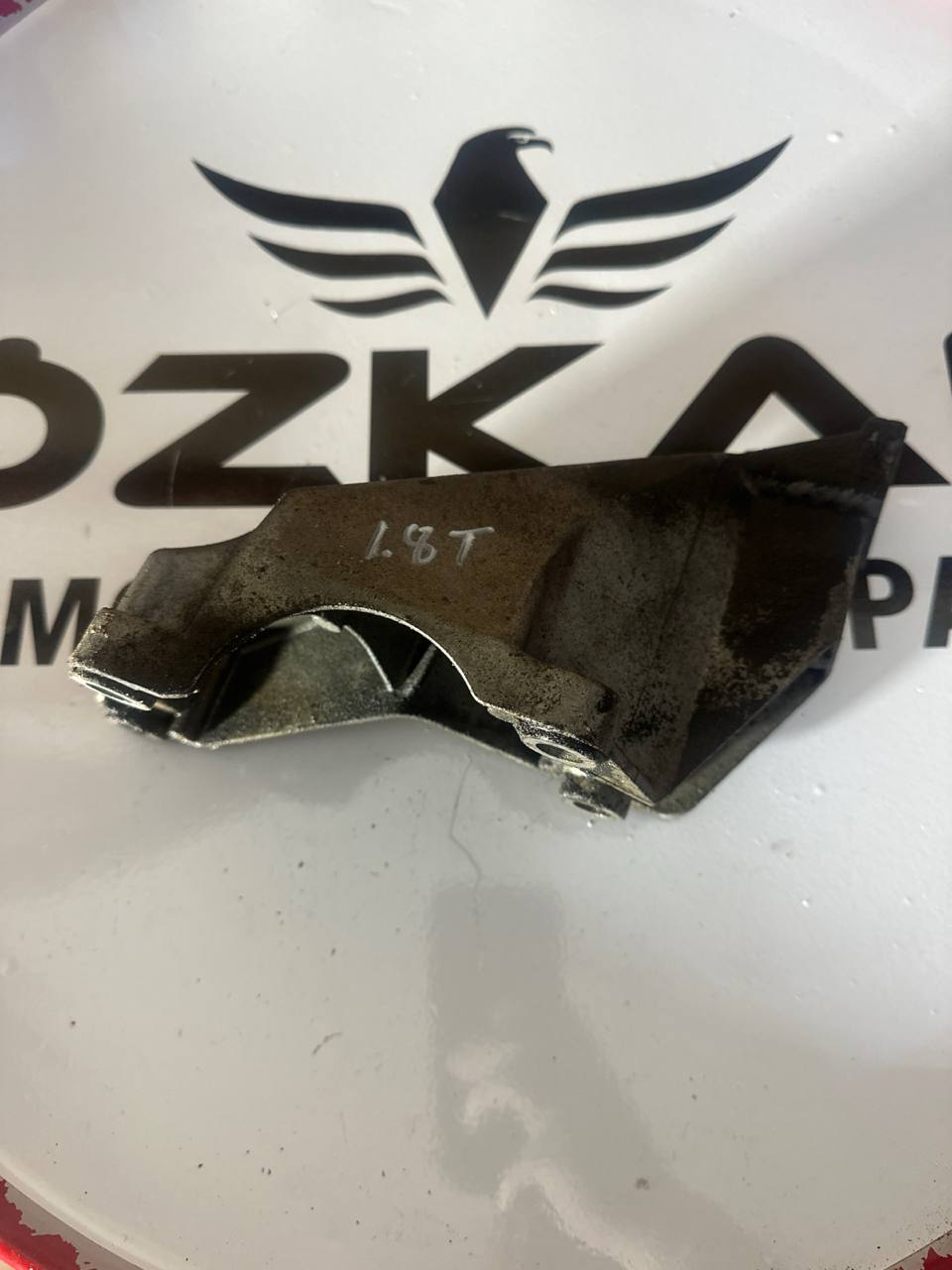 AUDİ A4 MOTOR KULAĞI 1.8T 8E0199307A - Görsel 1