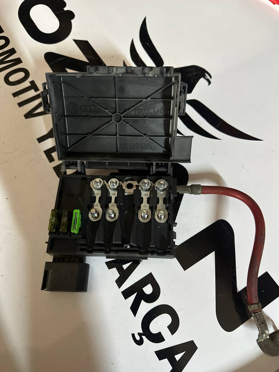 VW, Skoda, Seat, Audi Akü Üstü Sigorta Kutusu ve Akü Kontrol Terminali (OEM: 1J0937550AE) - Görsel 1