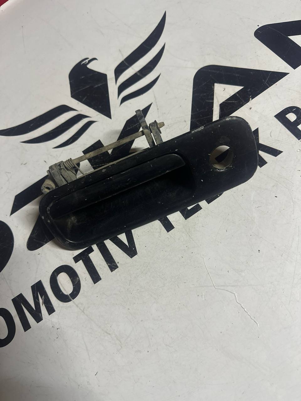 VW Caddy, Golf, Polo, Transporter Bagaj Açma Kolu (OEM: 1J6827565B, 6N0827565D, 6X0827565B, 7H0827561A) - Görsel 1