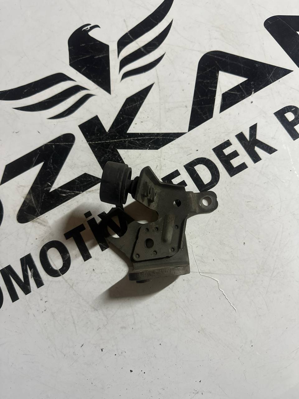 Audi A6 C6 Motor Üst Kapak Ayağı Braketi (OEM: 03G103941K) - Görsel 1
