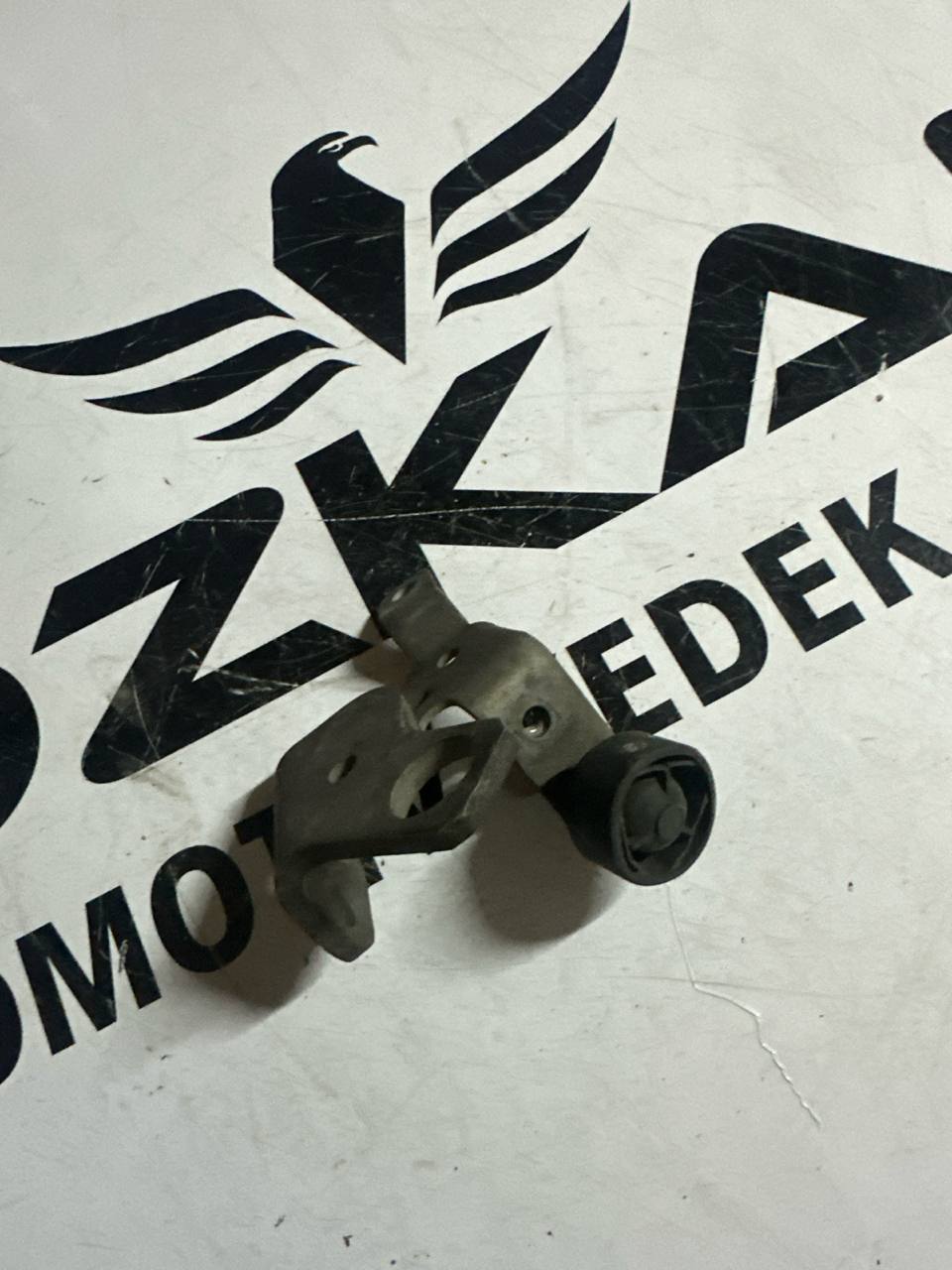 Audi A6 C6 Motor Üst Kapak Ayağı Braketi (OEM: 03G103941K) - Küçük Görsel 2