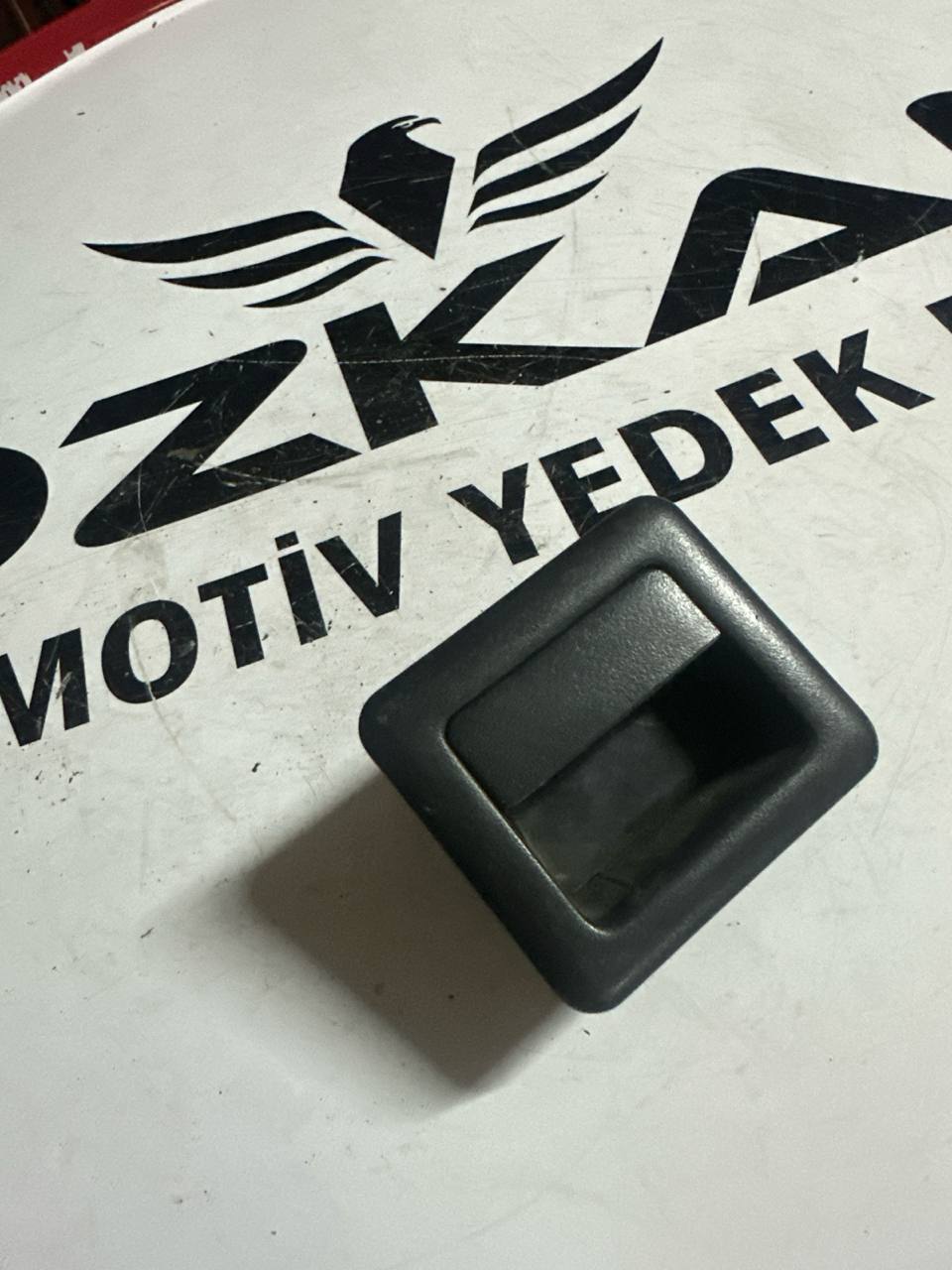 Skoda Fabia, VW Bora, Octavia, Seat Toledo ve Cordoba Arka Koltuk Kilit Yuvası (OEM: 1J0885785D) - Görsel 1