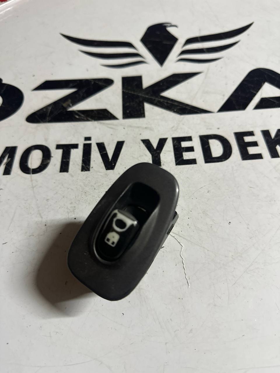 Hyundai Accent Admire Arka Cam Açma Düğmesi - Görsel 1