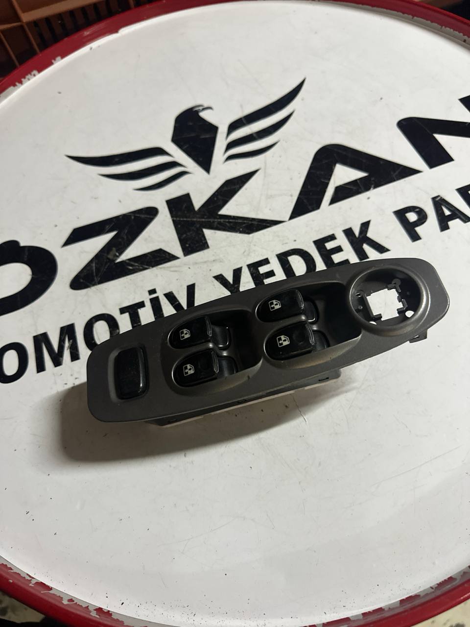 Hyundai Accent 2000 Ön Sol Cam Açma Düğmesi (OEM: 2002) - Görsel 1