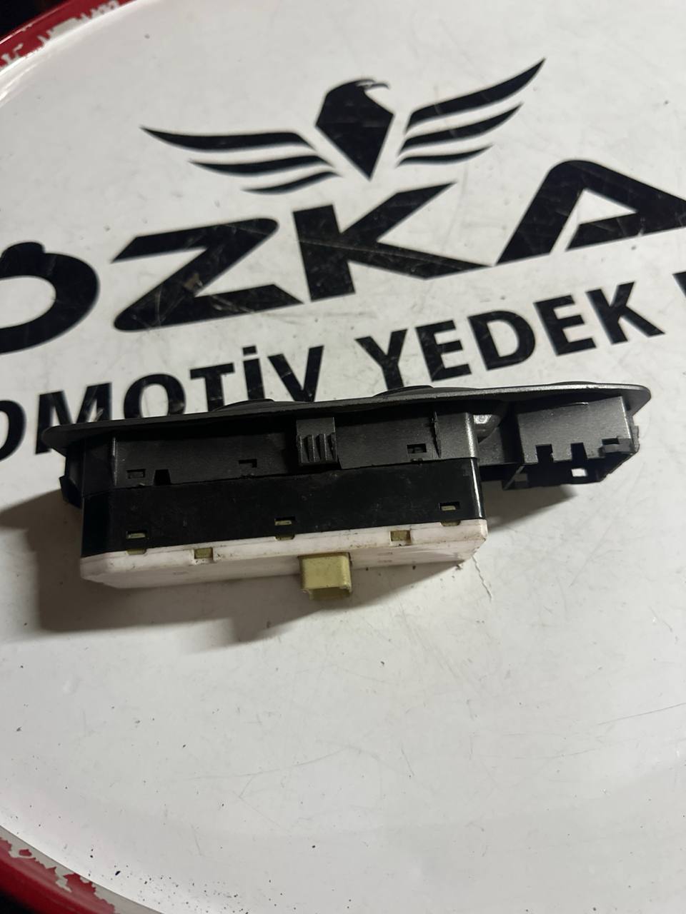 Hyundai Accent 2000 Ön Sol Cam Açma Düğmesi (OEM: 2002) - Küçük Görsel 2