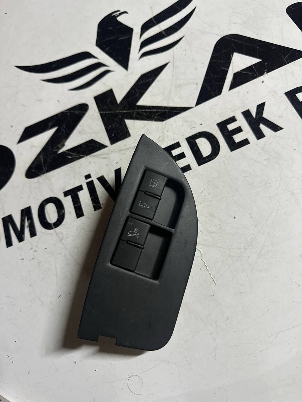Audi A4 Bagaj ve Depo Kapağı Açma Kontrol Düğmesi (OEM: 8E1959527B) - Görsel 1
