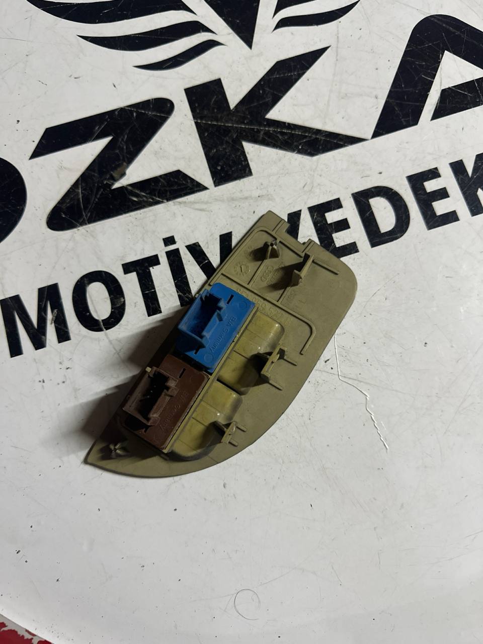 Audi A4 Bagaj ve Depo Kapağı Açma Kontrol Düğmesi (OEM: 8E1959527B) - Küçük Görsel 2