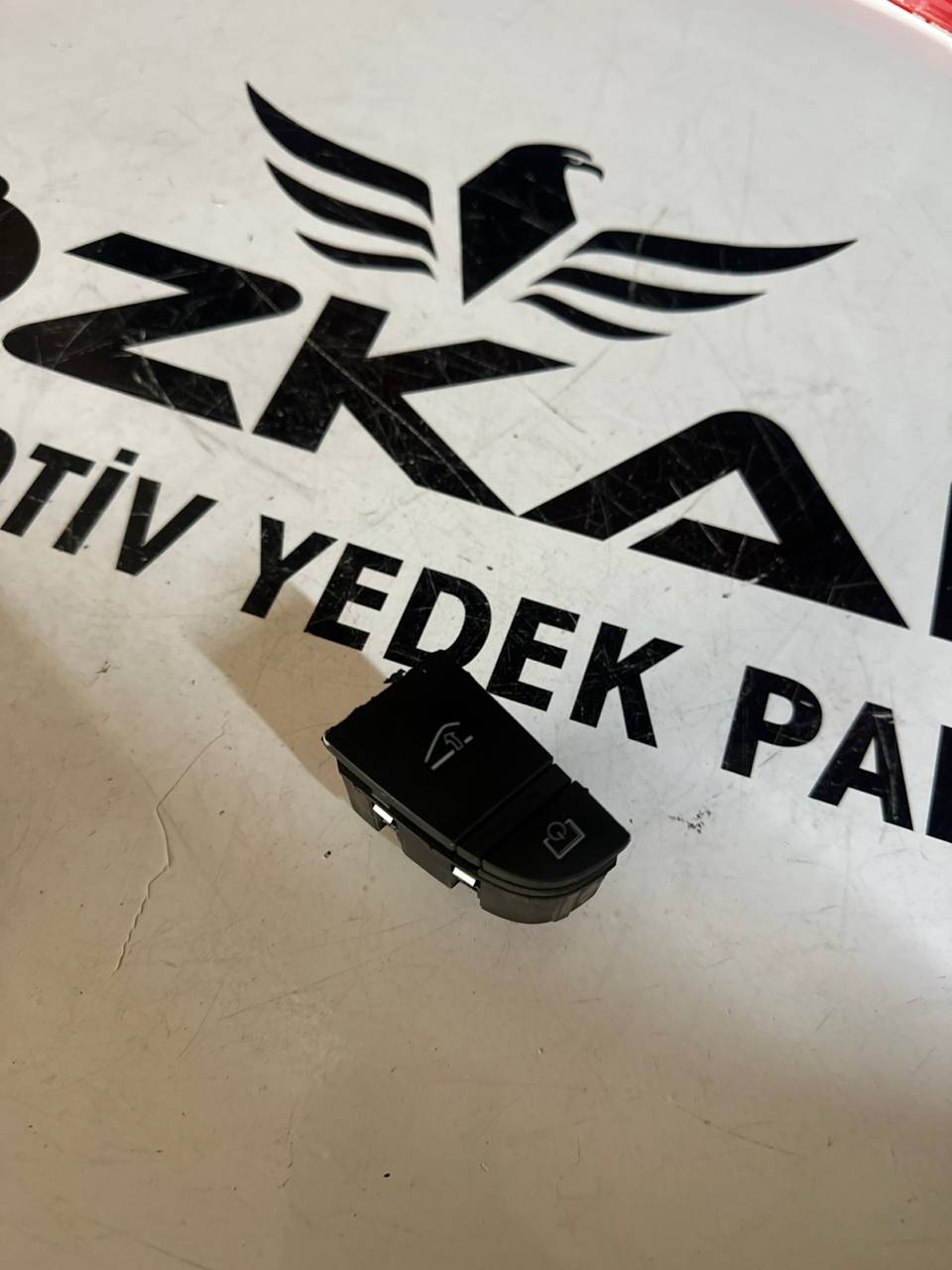 Audi A6 C6 Torpido Gözü Açma ve Ekran Kapama Butonu (OEM: 4F1927227)