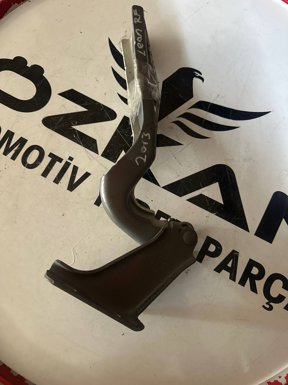 Seat Leon MK3 Kaput Menteşesi Takım - Sağ ve Sol (OEM: 5F0823301B, 5F0823302A) - Görsel 1