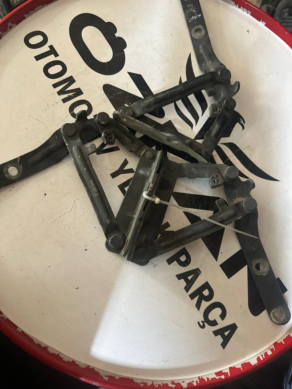 VW Transporter T5 ve T6 Ön Kaput Menteşesi - Sağ/Sol (OEM: 7H0823) - Görsel 1