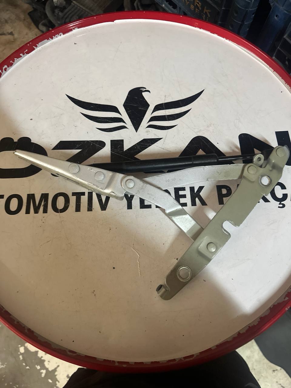 Audi A4 B6 B7 Sol Bagaj Menteşesi (OEM: 8E5827301G) - Küçük Görsel 2