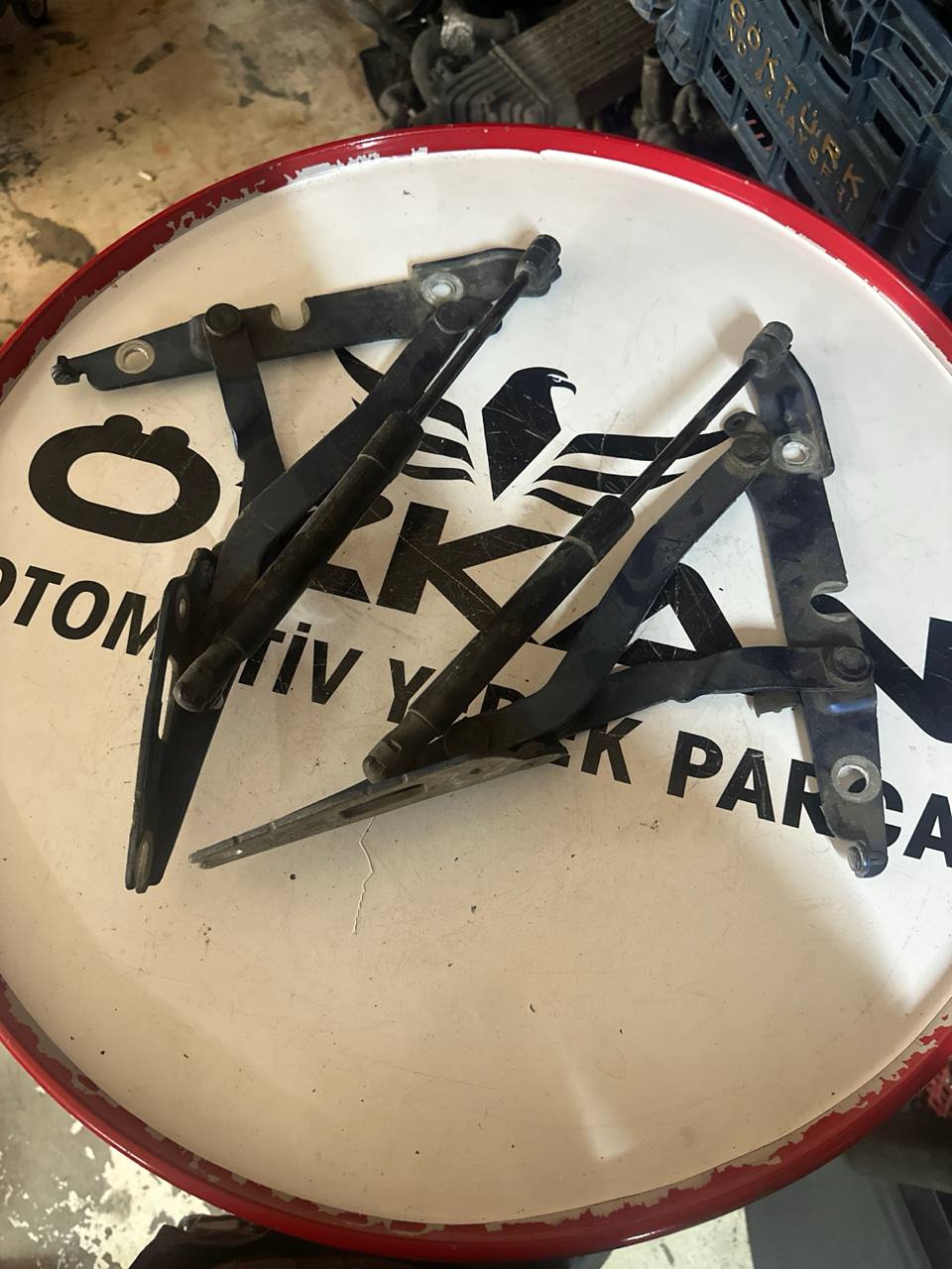 Audi A4 B6 ve B7 Bagaj Menteşe Takımı (OEM: 8E5827301C, 8E5827302C) - Küçük Görsel 2