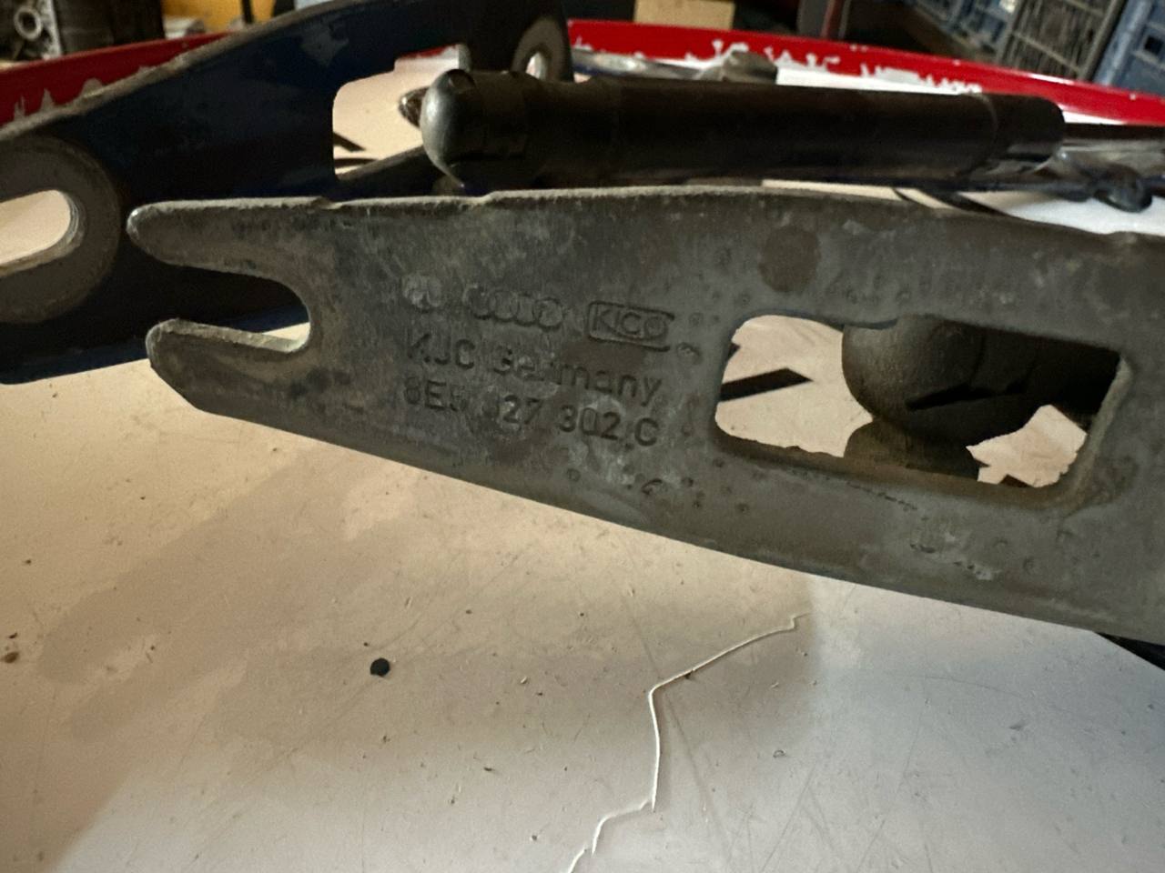 Audi A4 B6 ve B7 Bagaj Menteşe Takımı (OEM: 8E5827301C, 8E5827302C) - Küçük Görsel 3