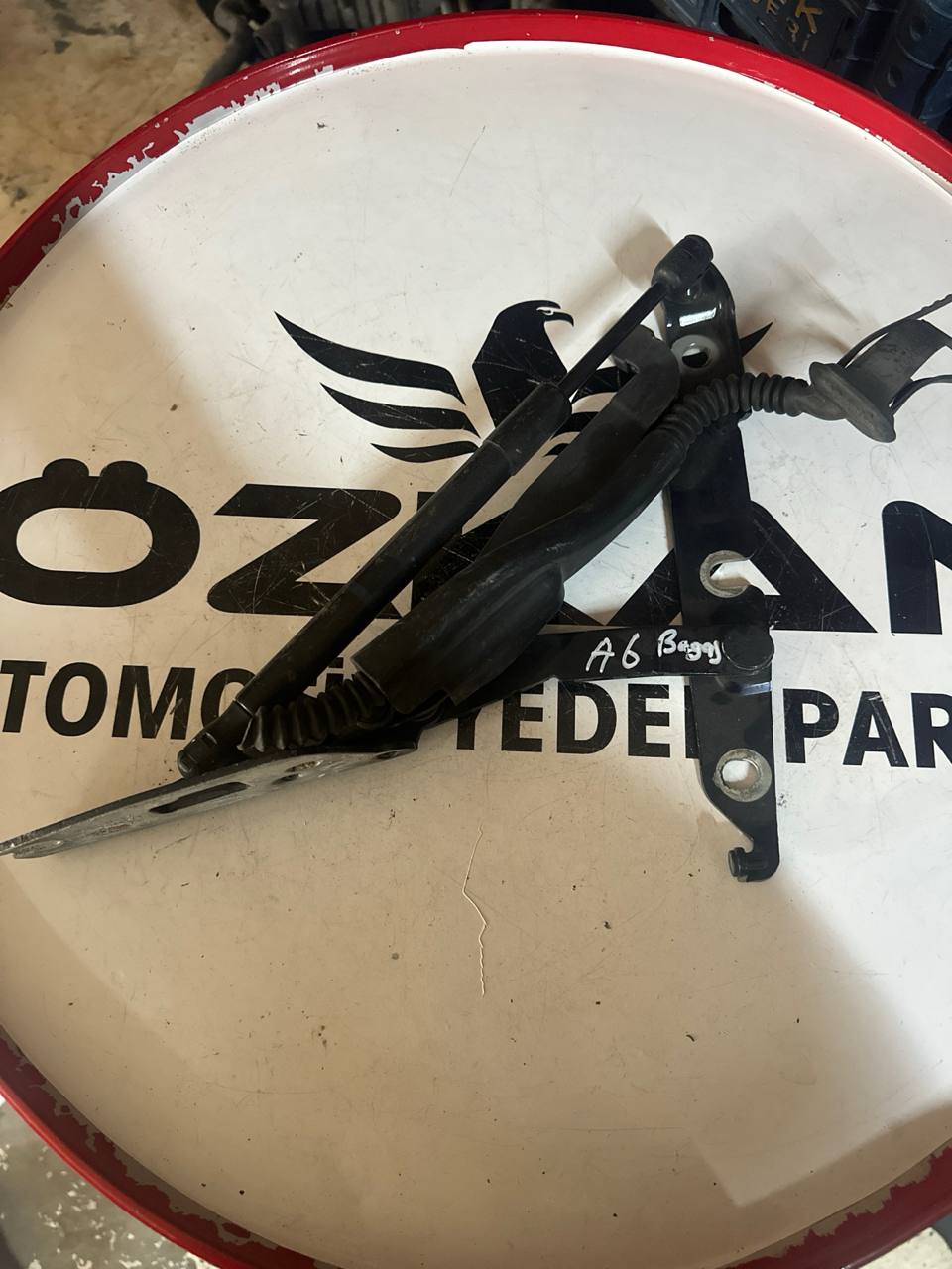 Audi A6 C6 Sağ Bagaj Menteşesi (OEM: 4F5827302A) - Görsel 1