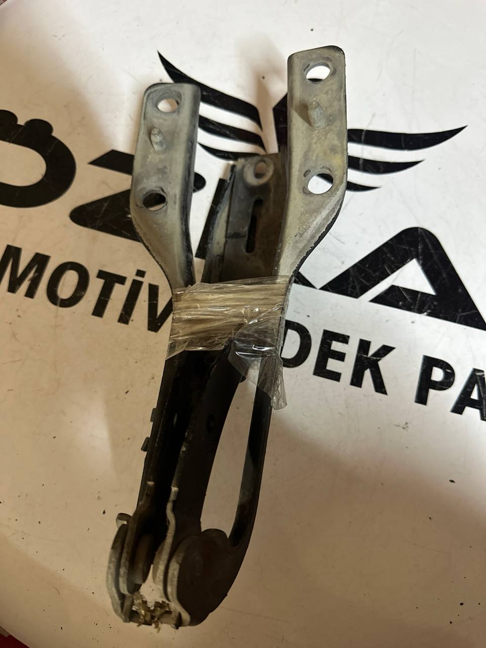 Peugeot 307 Kaput Menteşesi - Sağ ve Sol Uyumlu - Görsel 1