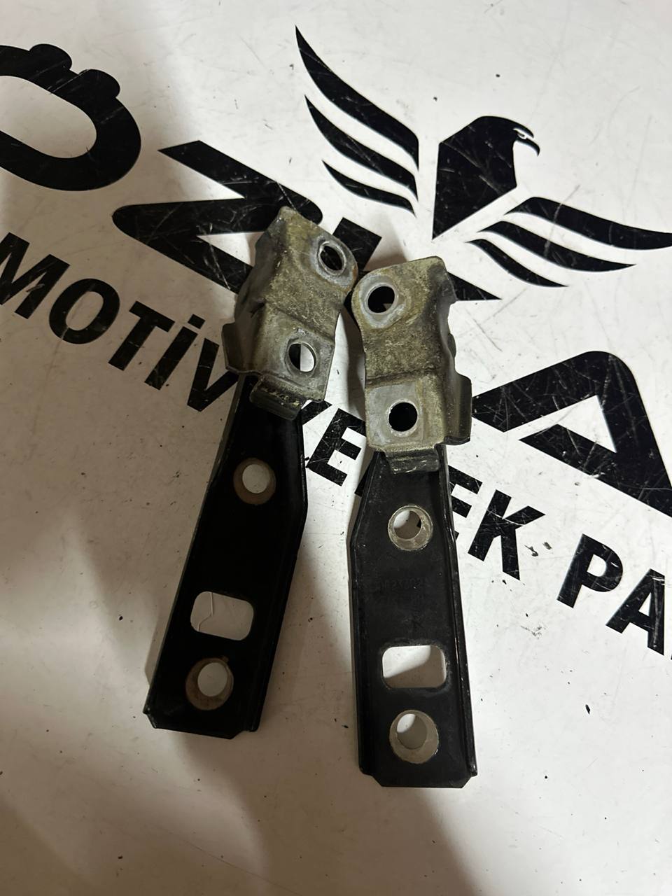 VW Golf 4 ve Bora Motor Kaput Menteşesi Takımı (OEM: 1J0823301, 1J0823302A) - Görsel 1