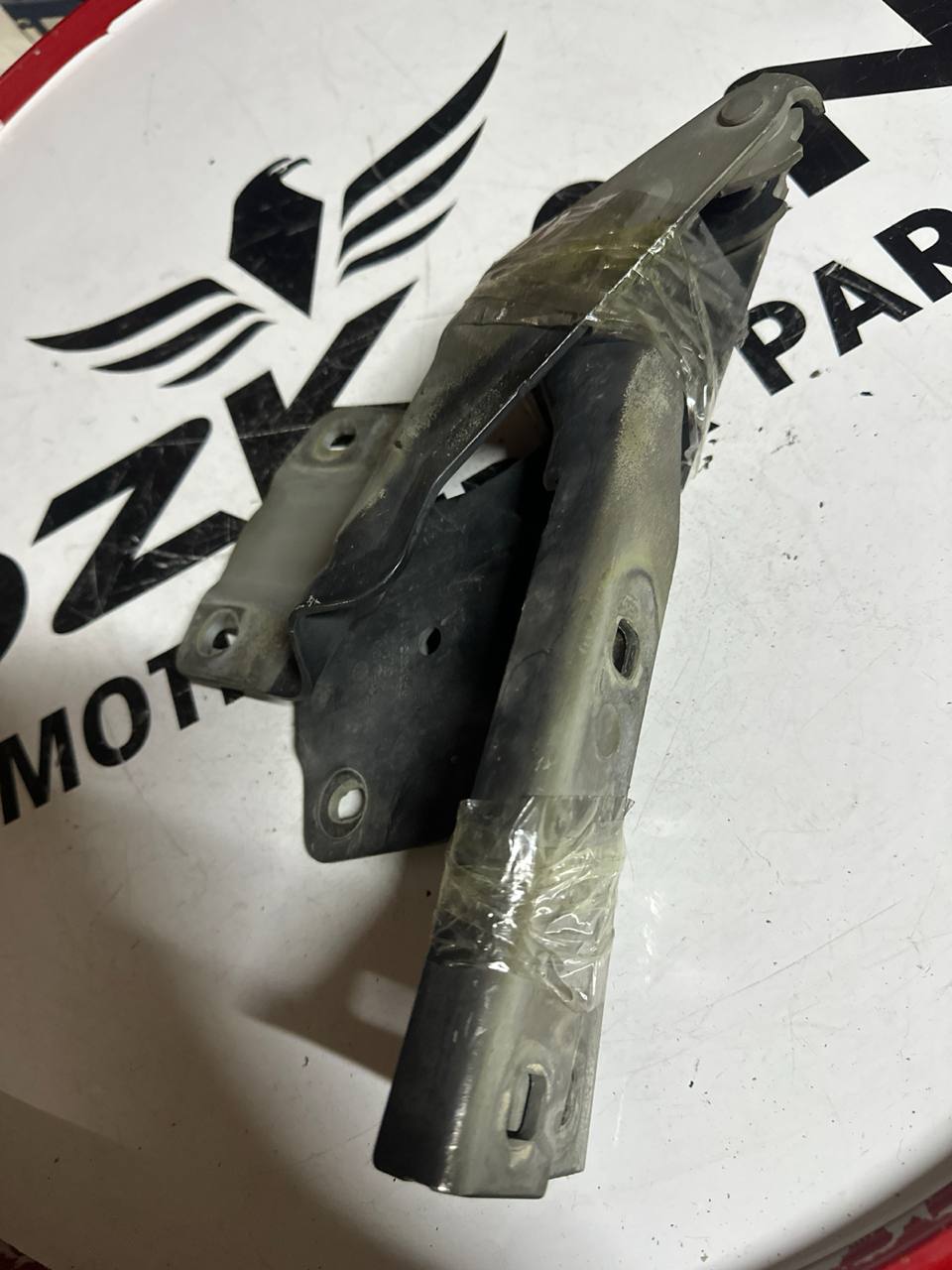 VW Jetta 6 Motor Kaput Menteşesi Takımı (OEM: 5C6823301 / 5C6823302) - Küçük Görsel 2