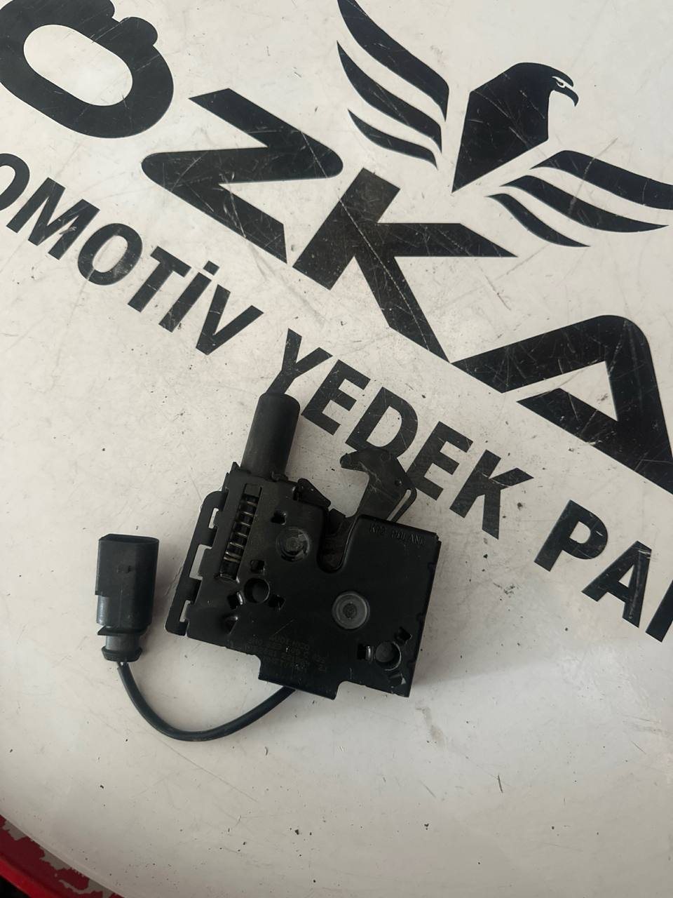 Audi A4 ve A5 Ön Kaput Kilit Mekanizması (OEM: 8W0823509C) - Görsel 1
