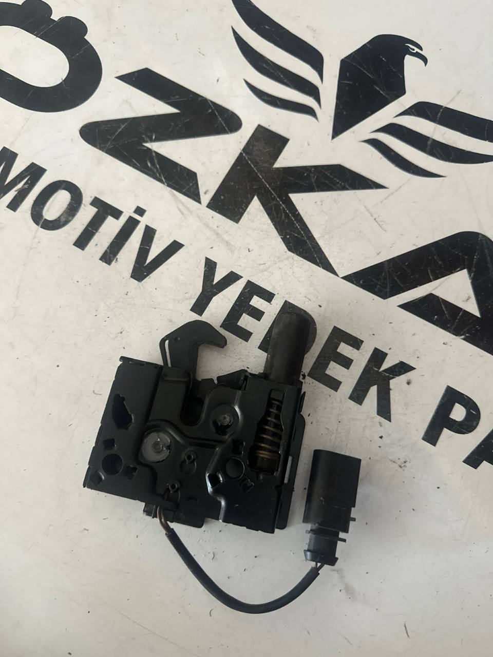 Audi A4 ve A5 Ön Kaput Kilit Mekanizması (OEM: 8W0823509C) - Küçük Görsel 2