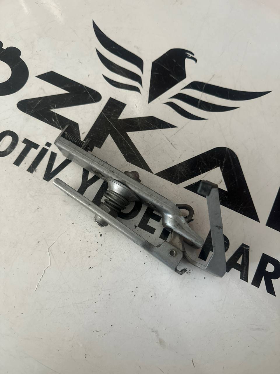 VW LT35 - Mercedes Sprinter Ön Kaput Kilidi (OEM: 2D0823507D) - Görsel 1