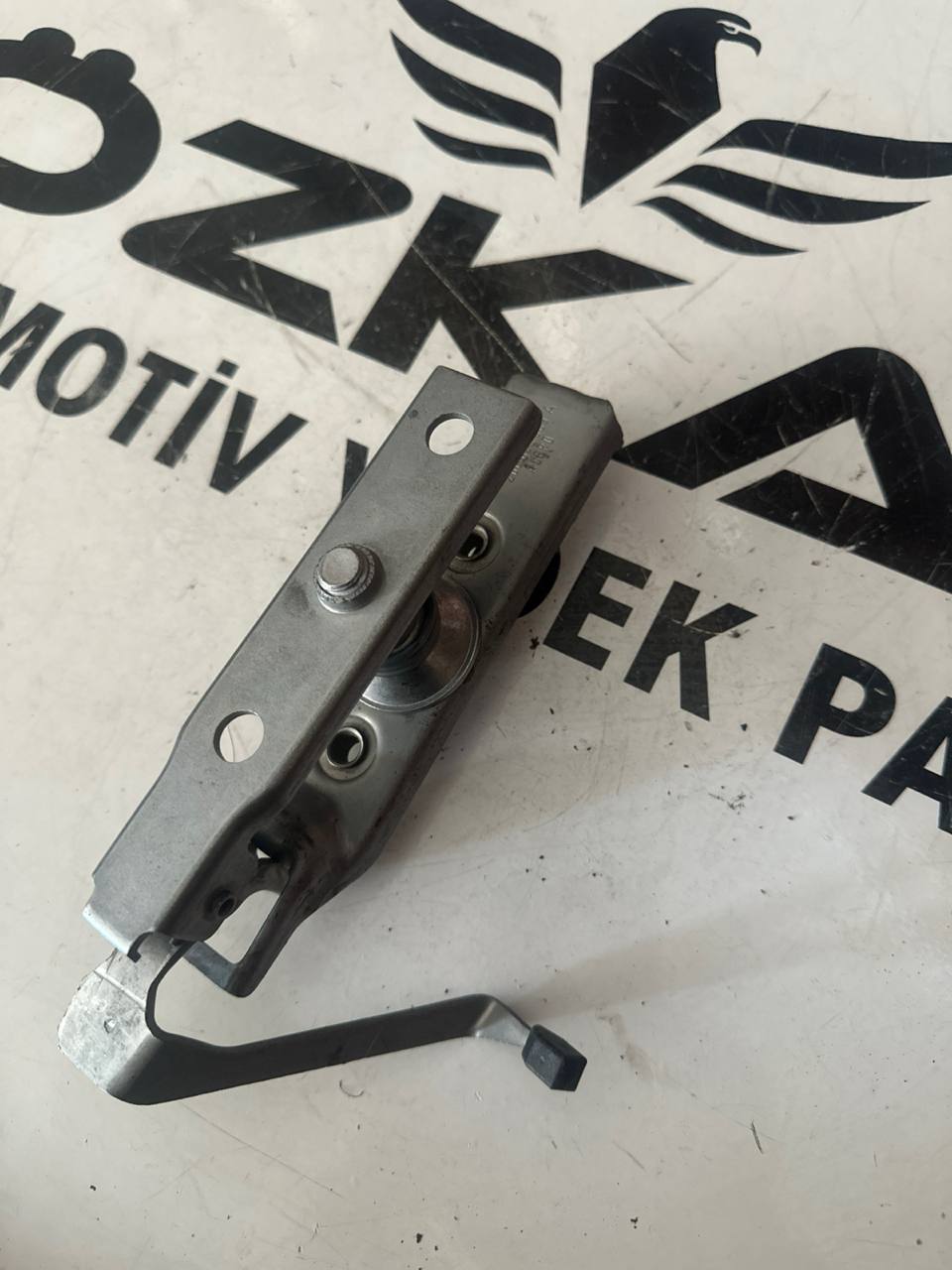 VW LT35 - Mercedes Sprinter Ön Kaput Kilidi (OEM: 2D0823507D) - Küçük Görsel 2