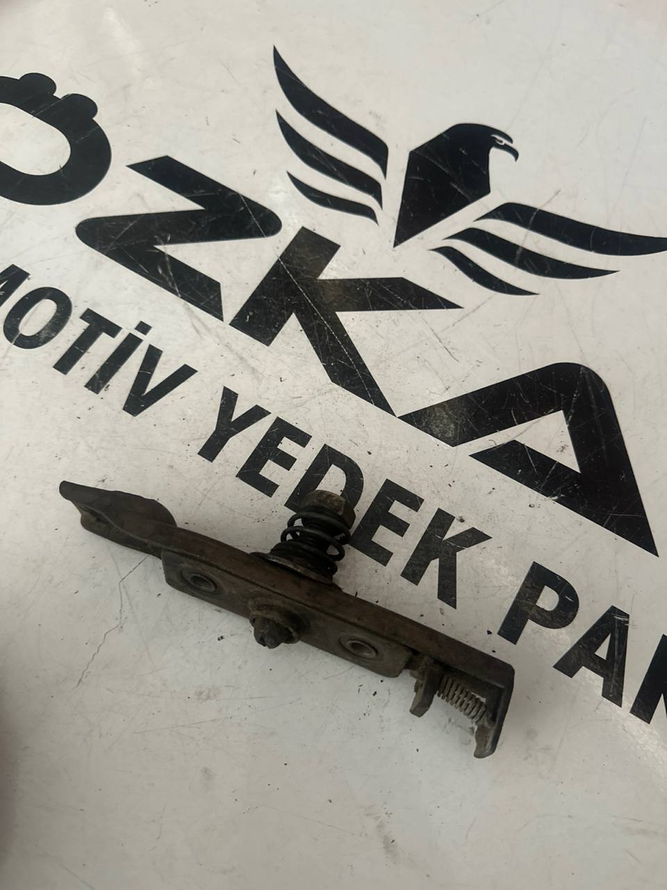 Volkswagen LT 35 Alt Kaput Kilidi (OEM: 2D0823509A) - Görsel 1