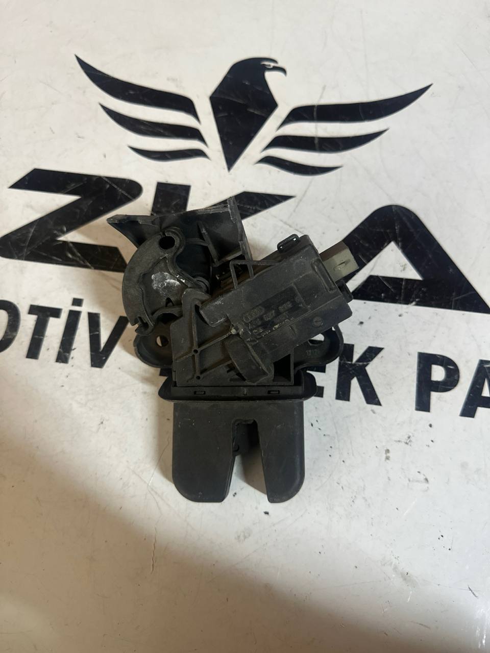 Audi A4 A6 A8 - VW Passat B6 Bagaj Kilidi - Orijinal (OEM: 4F5827505C, 4F5827505D) - Görsel 1