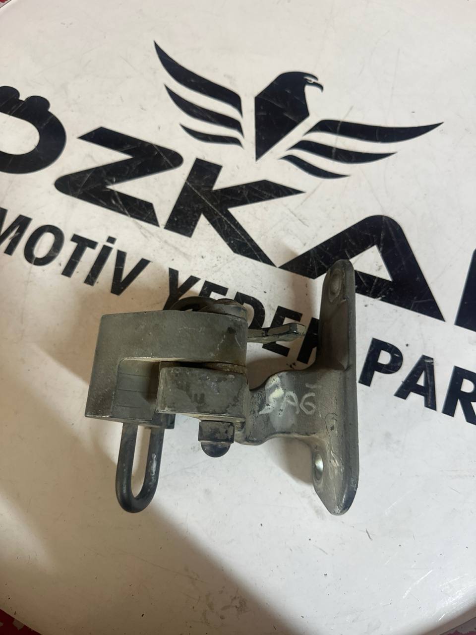 Volkswagen Transporter Sağ Ön Kapı Menteşesi (OEM: 7H0831412A) - Görsel 1
